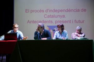 Un momento del convegno 'Liberiamo la Sicilia'. Da sinistra: Jaume Fores, i giornalisti Giulio Ambrosetti e Antonella Sferrazza e il presidente dell'associazione 'I Nuovi Vespri', Franco Busalacchi
