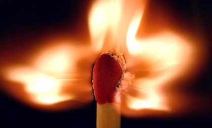 Dramma della disperazione: perde il lavoro e si dà fuoco. Di chi è la colpa?