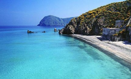 Dopo il mare sardo venderanno anche le Eolie?