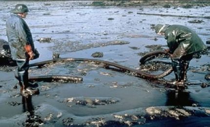 Petrolio, altro incidente in Francia: inquinata la foce della Loira, acqua imbevibile e centinaia di case evacuate