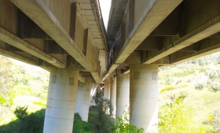 La carreggiata della Pa-Ct 'inaugurata' da Renzi poteva essere riaperta al traffico lo scorso anno