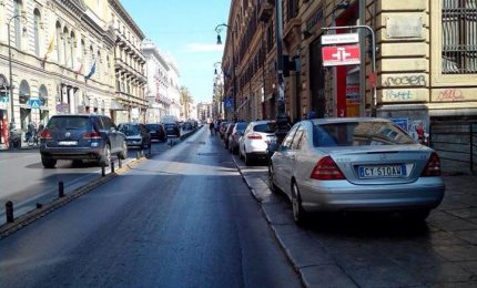 'Autorità' a Palermo: parlano di legalità con le auto parcheggiate sul marciapiede!
