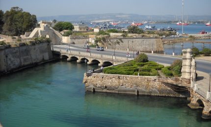 Augusta: oltre al porto commerciale bloccato e ai migranti c'è anche l'amianto