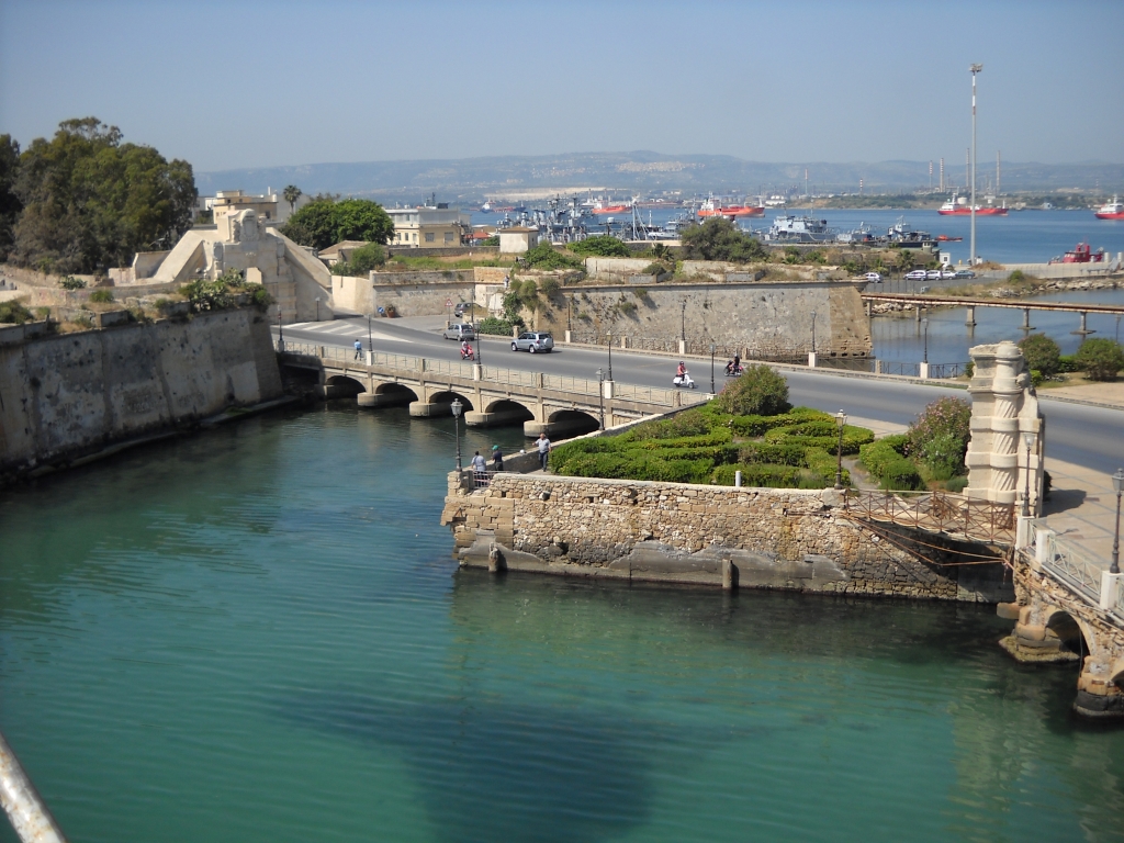 Augusta: in addition to the blocked commercial port and migrants there is also asbestos