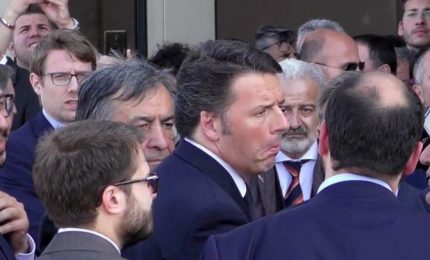 Renzi a Palermo: "E qui comando io, e questa è casa mia". E gli 'ascari' ai sui piedi: "Servi suoi!"