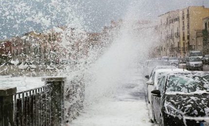 A Ortigia le onde del mare coprono di schiuma strade e auto parcheggiate: i video