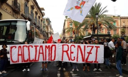 Renzi in Sicilia: si è preso i nostri soldi, ora vuole i nostri voti per il referendum. Ma non li avrà