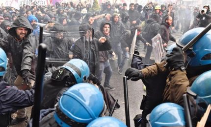 Firenze, scontri e manganellate contro chi contesta la Leopolda di Renzi (il video)