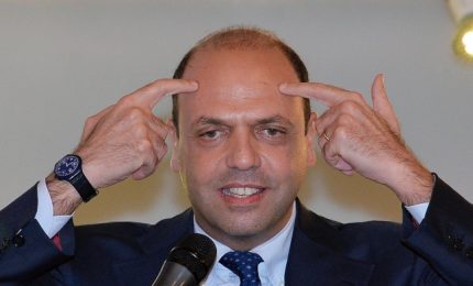 Angelino Alfano: "Non sono un voltagabbana, ho salvato l'Italia". S&igrave;, 'ragalandoci' Renzi!