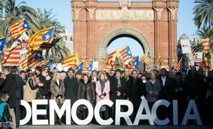 Migliaia di Catalani in piazza per la democrazia. E Podemos si schiera con gli indipendentisti...