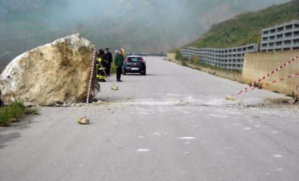 Le strade siciliane cadono a pezzi: nell'Agrigentino i massi ormai invadono le carreggiate!