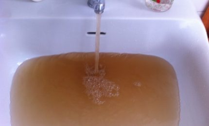 Dai rubinetti di Caccamo acqua gialla e tossica. La rabbia dei cittadini e la denuncia dell'Adusbef