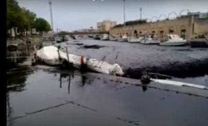 Lampedusa, un piccolo tsunami distrugge pescherecci e imbarcazioni. Nicolini: "E' un disastro"