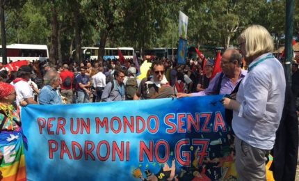 Taormina, al via il corteo No G7: "Potenti delinquenti"