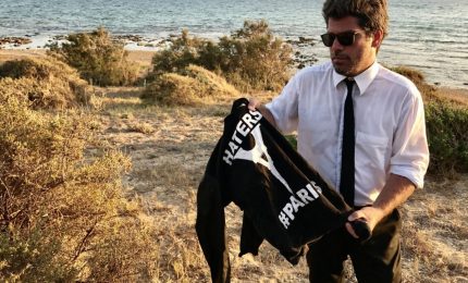 Agrigento, paura per gli sbarchi di migranti-terroristi: magliette con la Torre Eiffel rovesciata