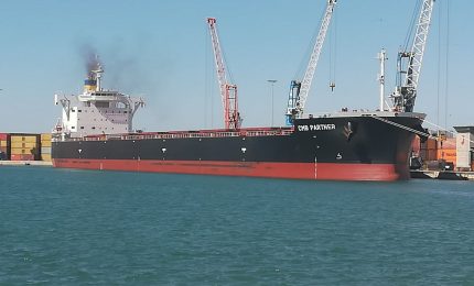 Cinque navi cariche di grano (in parte canadese) in arrivo nel porto di Bari: buon appetito Italia!