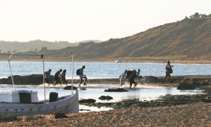 Lo sbarco dei migranti a Torre Salsa e le polemiche su una strada che non s'ha da fare...