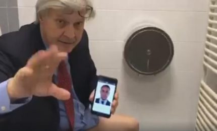 Vittorio Sgarbi dal turpiloquio seduto nel cesso alle accuse di mafia ai grillini