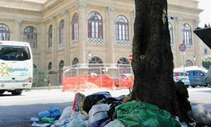 Cumuli di rifiuti a due passi dal Teatro Massimo: grillini all'attacco del sindaco di Palermo