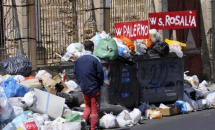 Palermo sommersa dai rifiuti 'differenziati'. Orlando a Musumeci: "Nello, pensaci tu..."