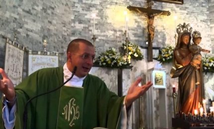 Don Minutella, il prete ribelle di Palermo, vola a Cagliari e torna ad attaccare la Chiesa (VIDEO)