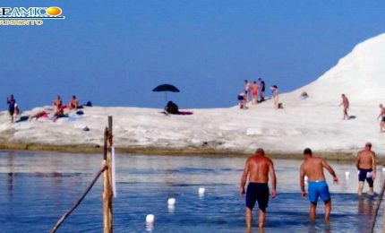 Come si distrugge Scala dei Turchi: gli ombrelloni conficcati nella marna bianca!