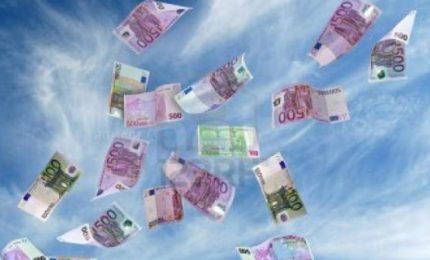 L'altra faccia degli incendi in Sicilia: operai forestali a casa e aerei (a pagamento) che volano