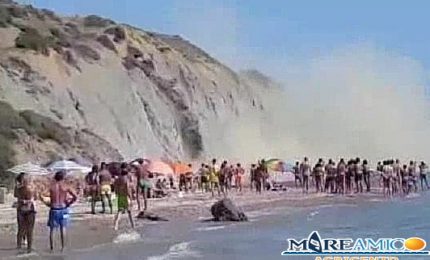 Agrigento, frana una falesia sulla spiaggia di Zingarello, un uomo salvo per miracolo (VIDEO)