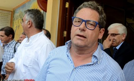 Le due poltrone di Gianfranco Miccich&egrave;: presidente dell'Ars ed europarlamentare...