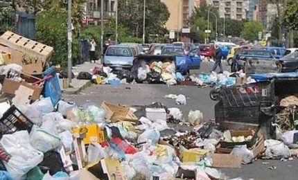 Ormai la 'lurdia' è la padrona delle strade di Palermo: rimettere i cassonetti no?