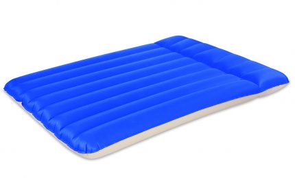 Palermo, con il materassino da mare per le strade allagate della città! (VIDEO)