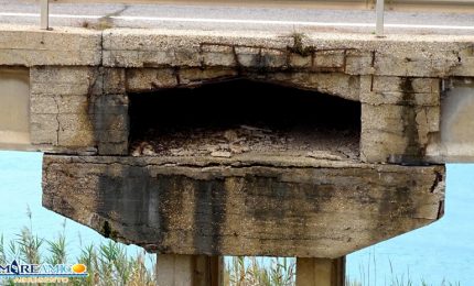 Le strade che si sbriciolano in Sicilia: il ponte di contrada Kaos ad Agrigento (VIDEO)