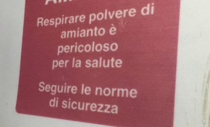 Ma parla di amianto quel cartello sull'aliscafo Liberty Lines?