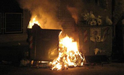 Rifiuti abbandonati (e dati alle fiamme) a Palermo, il Comune prende in giro se stesso e i cittadini