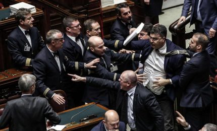 Montecitorio approva la manovra giallo-verde mentre PD e Forza Italia fanno la 'bile'/ MATTINALE 237
