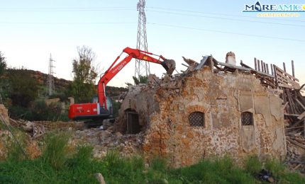 Porto Empedocle, ieri è stata abbattuta la casa dove lo scrittore Andrea Camilleri ha passato la gioventù (VIDEO)