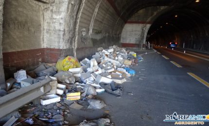Cumuli si rifiuti dentro la galleria tra Agrigento e Raffadali: e se si incendia? (VIDEO)