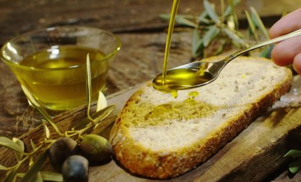 Olio d'oliva di "provenienza sconosciuta" che diventa extra vergine italiano: e noi mangiamo!