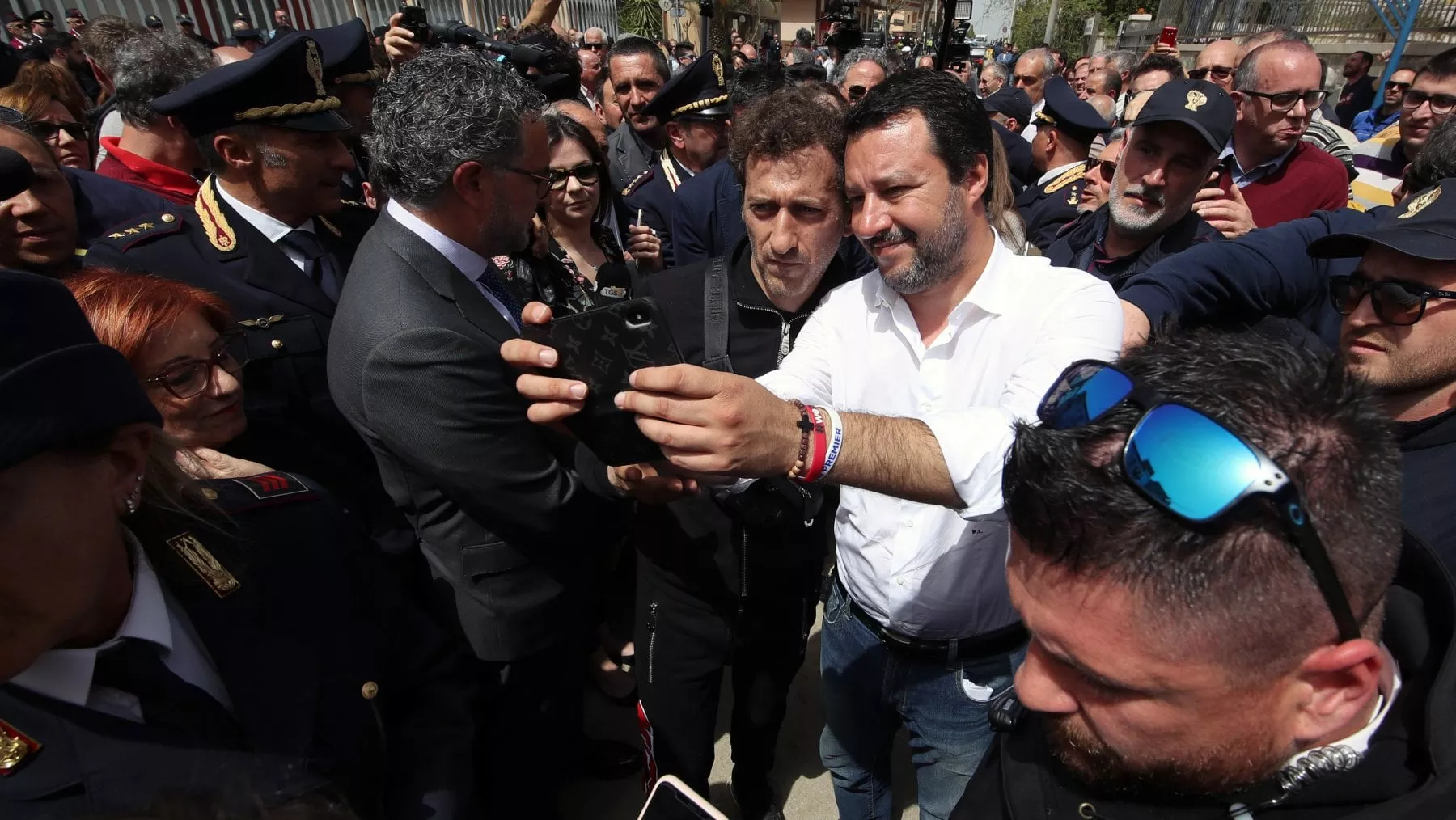 L'Italia che va a rotoli: dopo il flop di Renzi arriva Salvini appoggiato dalla dabbenaggine dei meridionali!