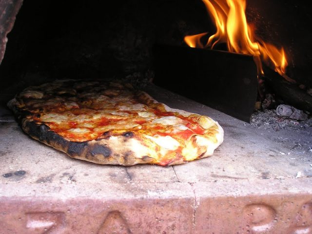 Legna fuorilegge nelle pizzerie: multe 'salate' in Campania. Arriveranno  anche in Sicilia? – I Nuovi VespriI Nuovi Vespri