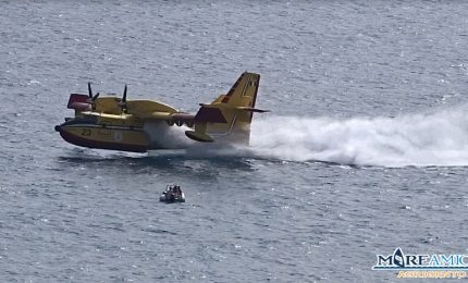 Nel mare di Zingarello (Agrigento) un Canadair rischia di travolgere un gommone (VIDEO)