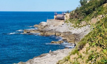 A due passi dalla scogliera che sovrasta il Faro di Cefalù ecco un puzzolente depuratore!