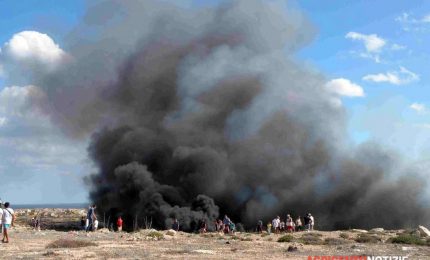 In fiamme il centro raccolta rifiuti di Lampedusa. Ma la raccolta differenziata che fine ha fatto?