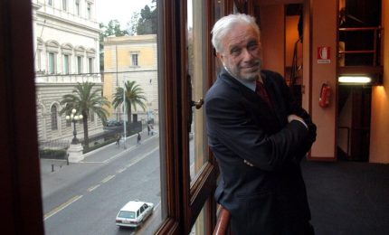 Addio a Luciano De Crescenzo, l'uomo che ci ha insegnato che "si è sempre meridionali di qualcuno"