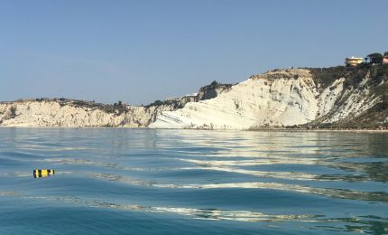 Il mistero dei bidoni pieni di olio esausto nel mare di San Leone e Scala dei Turchi