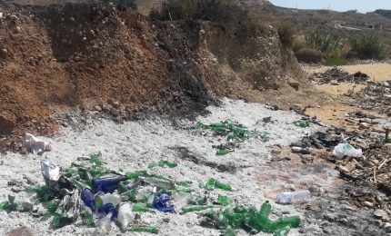 Nella spiaggia di Piana Grande, a Ribera, si rischia il disastro ecologico! (VIDEO)