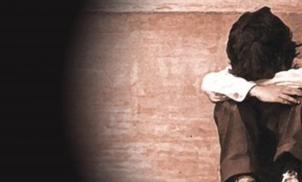 "Porca puttana... porca puttana vai da sola a piedi... porca puttana!"