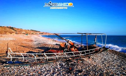 Falò di Ferragosto: a Piana grande (Ribera), bruciata un'imbarcazione utilizzata dai migranti