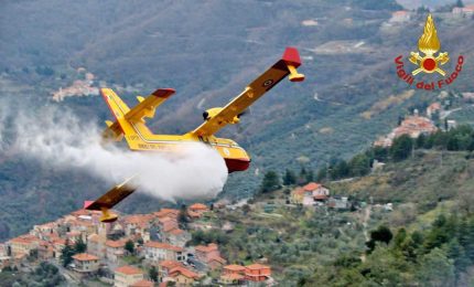 Incendi e stranezze: in Sicilia si 'risparmia' sui forestali, ma arrivano puntuali i Canadair...
