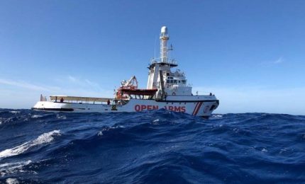 Diego Fusaro sull'immigrazione di massa e sull'Open Arms: "Deportazioni su navi private"